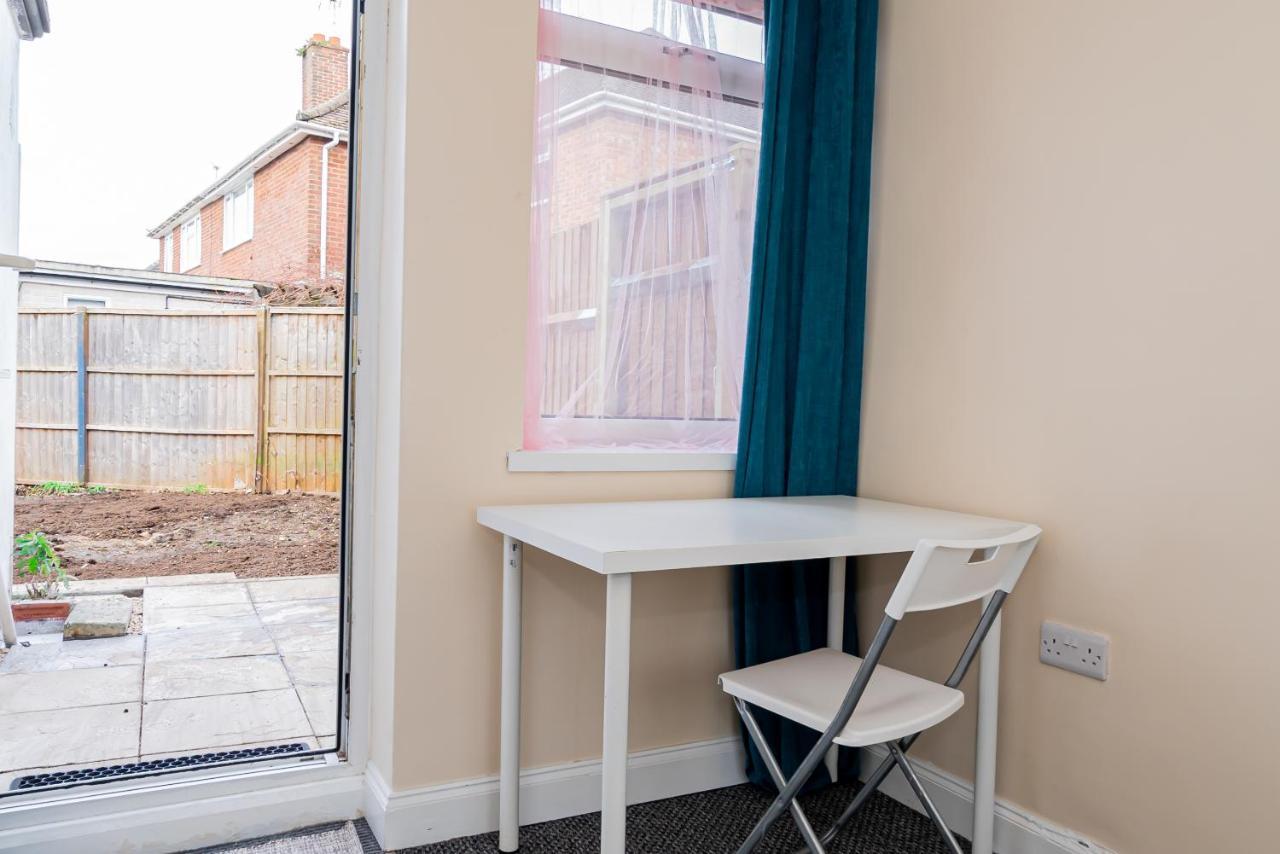 Shirley House 3, Guest House, Self Catering, Self Check In With Smart Locks, Use Of Fully Equipped Kitchen, Close To City Centre, Ideal For Longer Stays, Walking Distance To Bat, 20 Min Drive To Fawley Refinery, Excellent Transport Links Southampton Exterior photo
